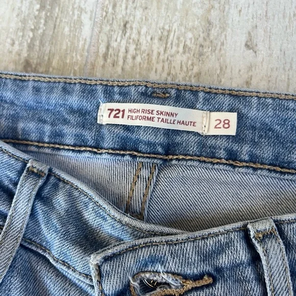 Levi's High Rise Skinny Distressed Jeans - Picture 2 of 5